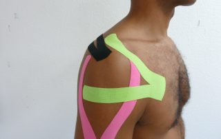 Mann mit drei verschiedenen Tapes im Schulterbereich