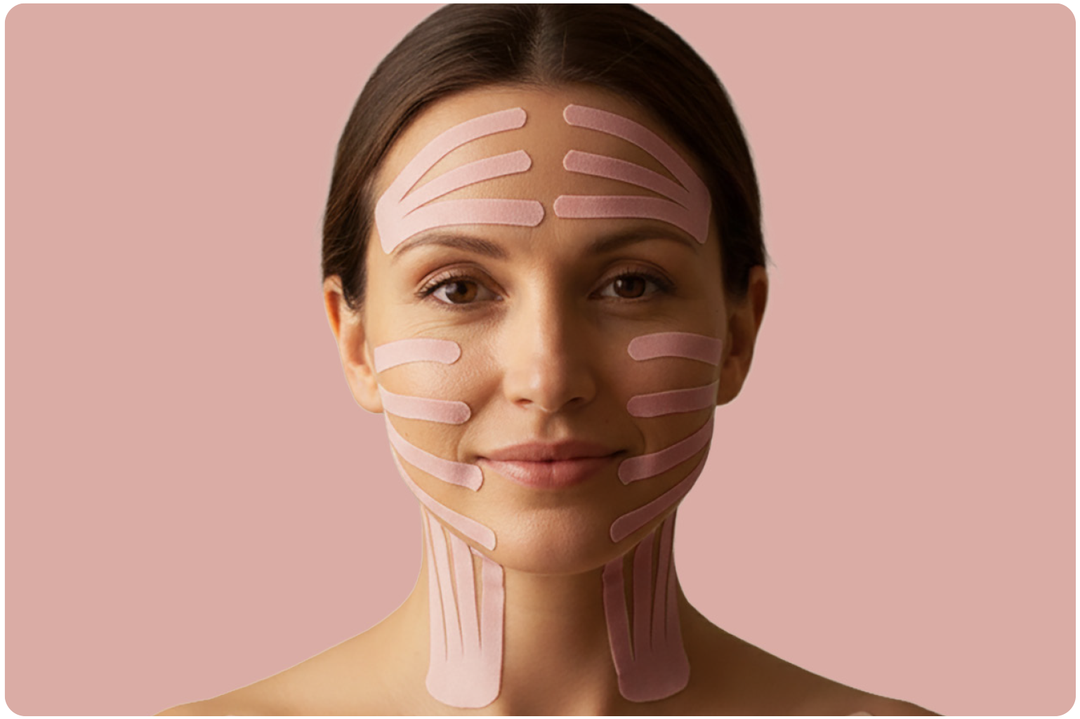 Frau mit rosafarbenen, sanften Kinesiotapes im Gesicht und am Hals für Anwendungen auf sensibler Haut, frontal vor rosigem Hintergrund.