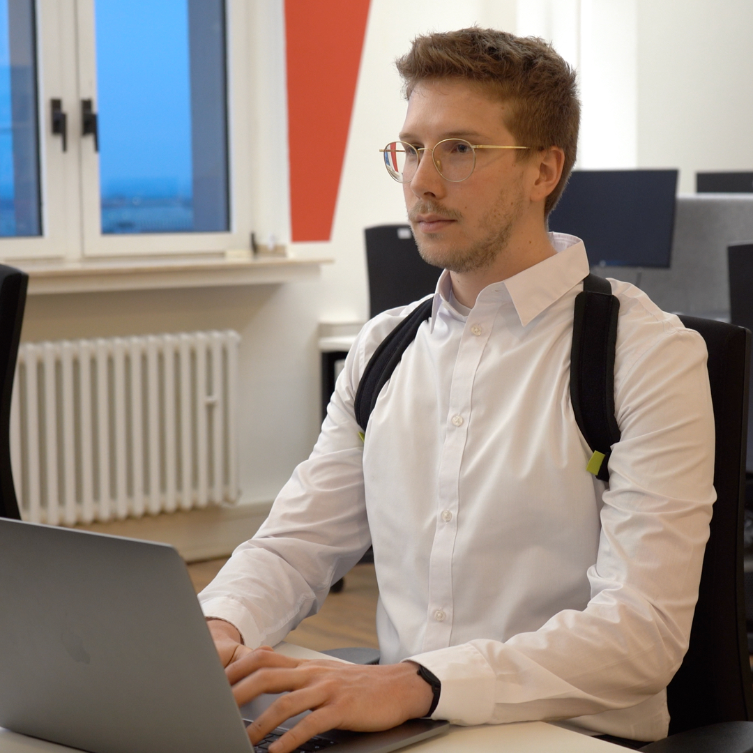 1_TOF_SocialPaid_-BlackrollPosture_Foto_vorne-45-grad