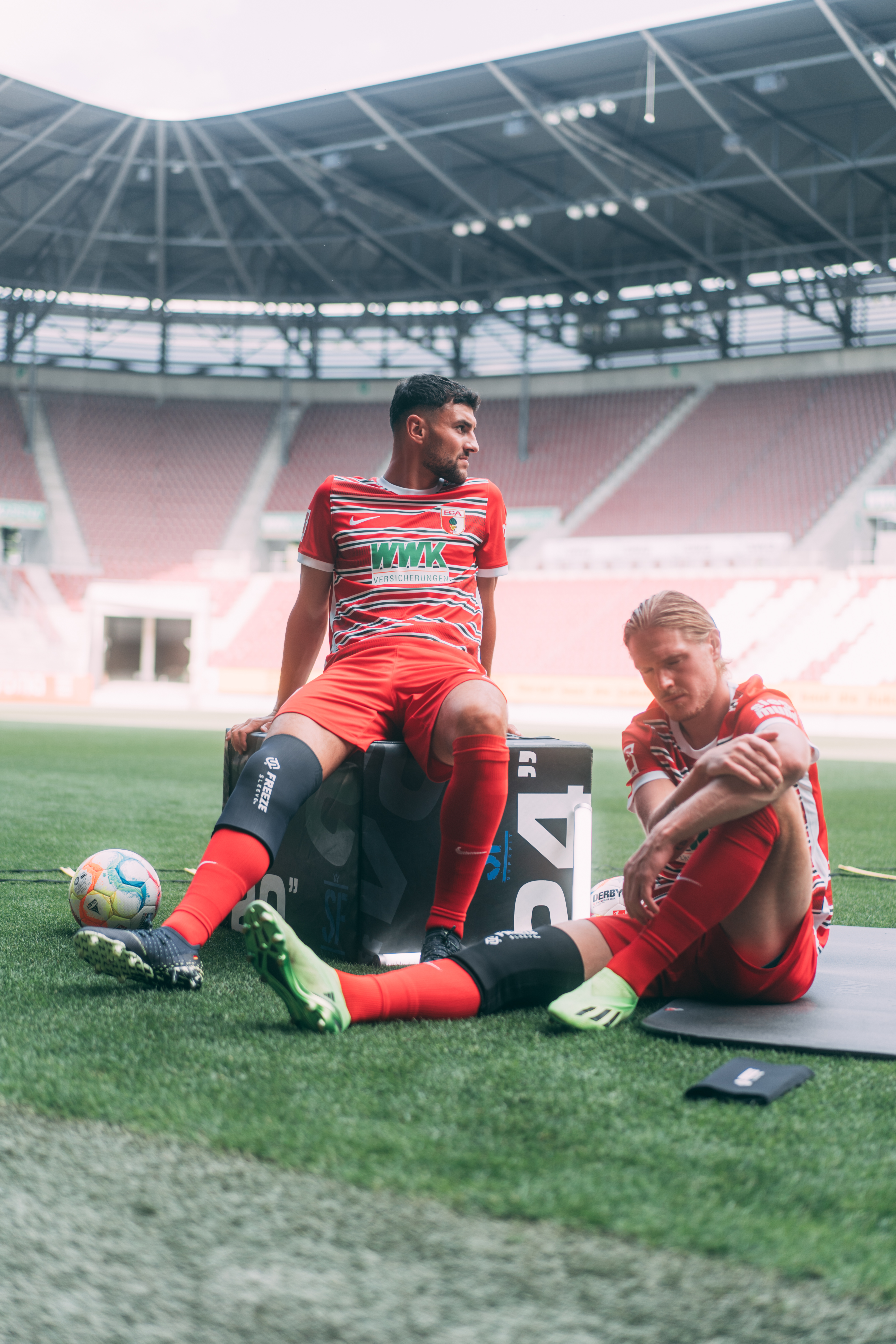 Spieler des FC Augsburg mit Freeze Sleeve zur Regeneration
