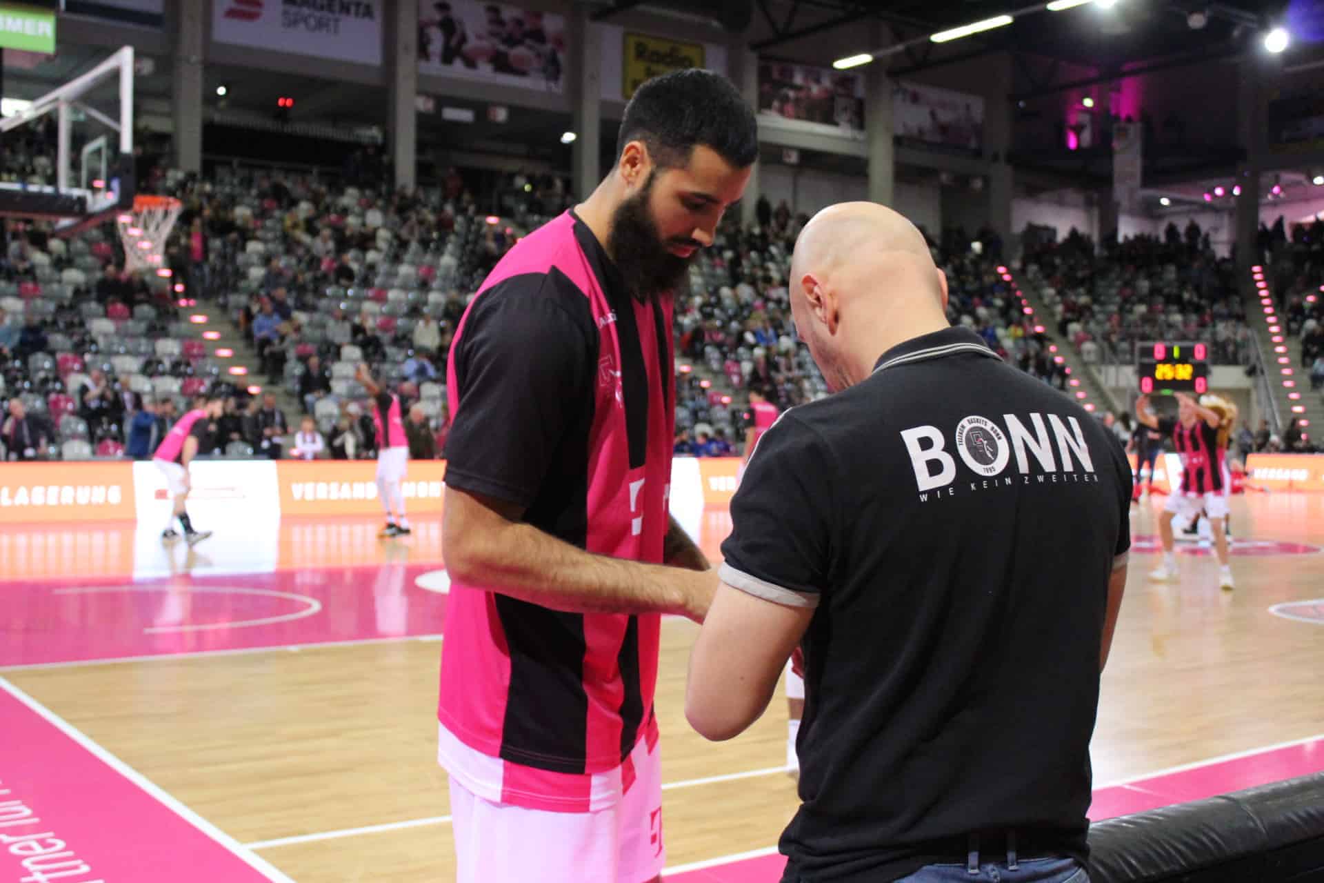 Bogdan Suciu behandelt Spieler