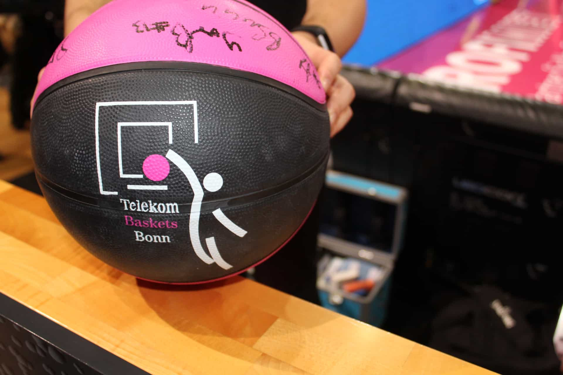 Unterschriebener Basketball der Telekom Baskets Bonn