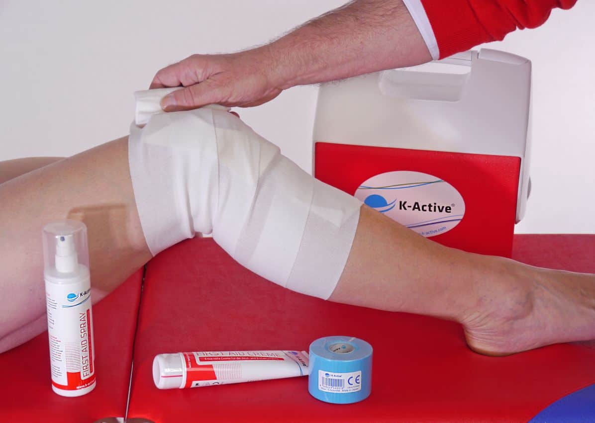 K-Active First Aid Sortiment bei Kniebehandlung