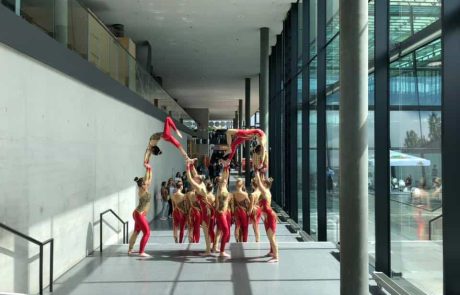 Tanzgruppe im Flur bei DanceWorld Stuttgart