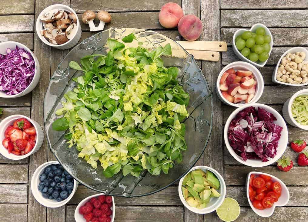 Salatschüssel mit Obst und Gemüse