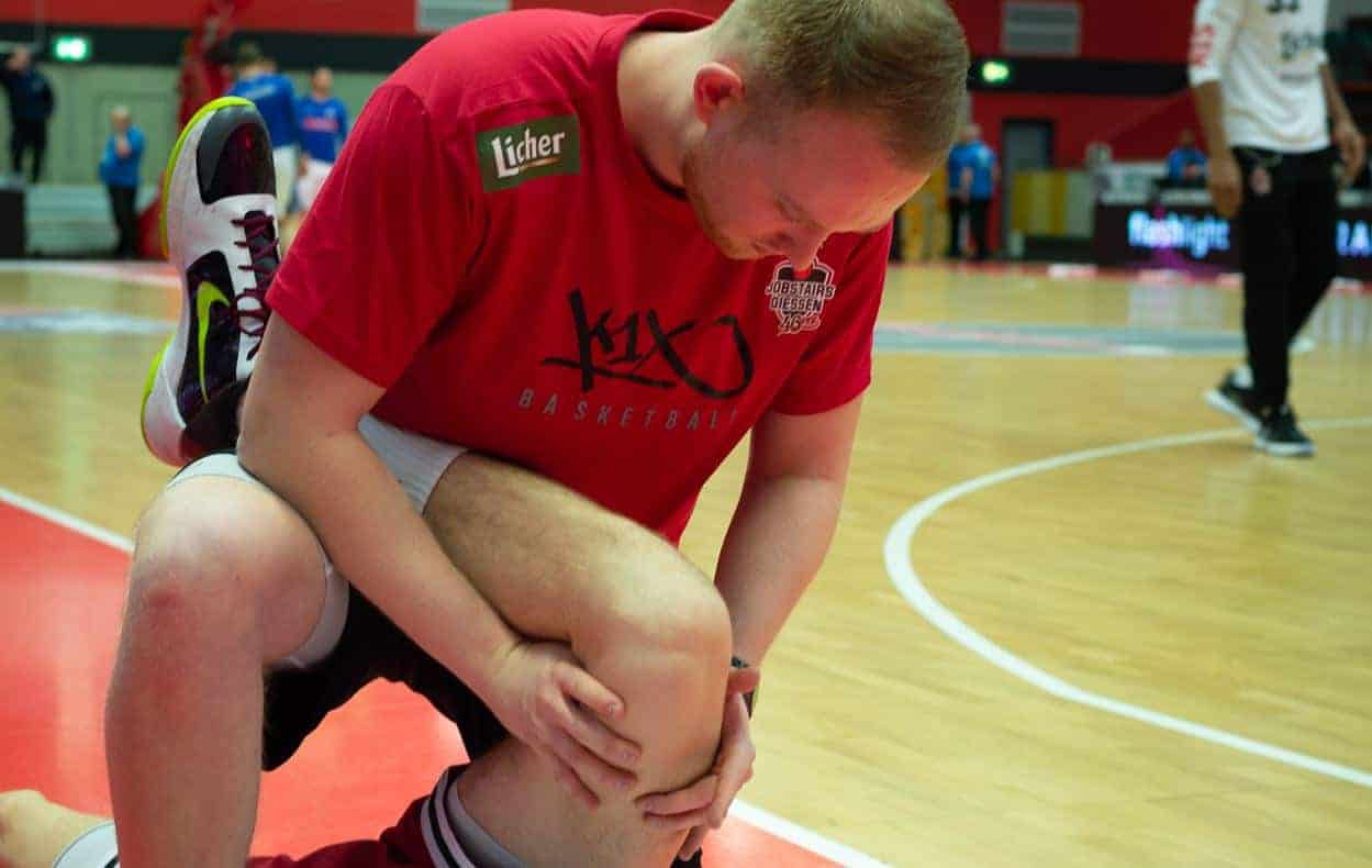 Physiotherapeut der Jobstairs Gießen behandelt Spieler