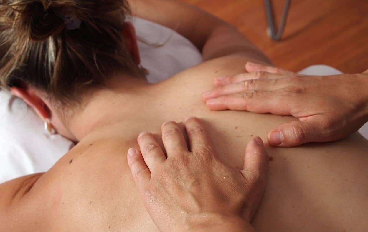 Rückenmassage bei Frau