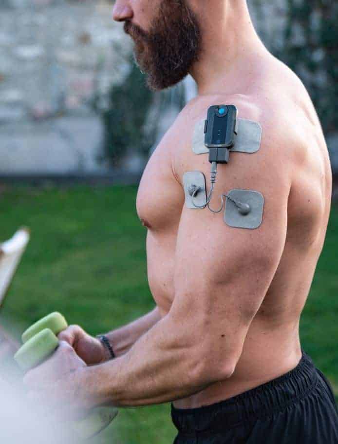 EMS-Gerät Anwendung am Oberarm